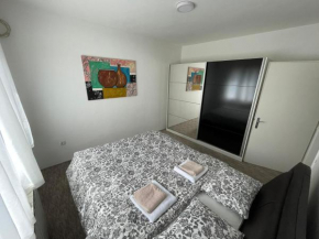 Peaceful and spacious apartment with free parking